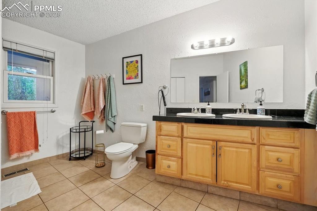 Image 40 of 41: Bathroom