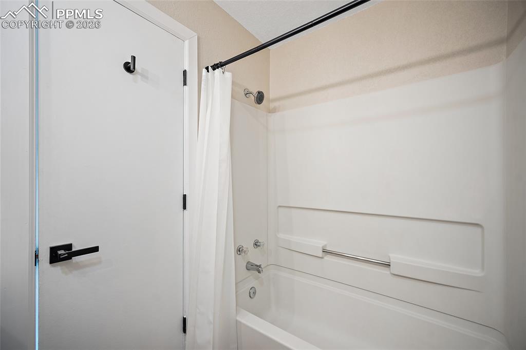 Image 16 of 26: Bathroom