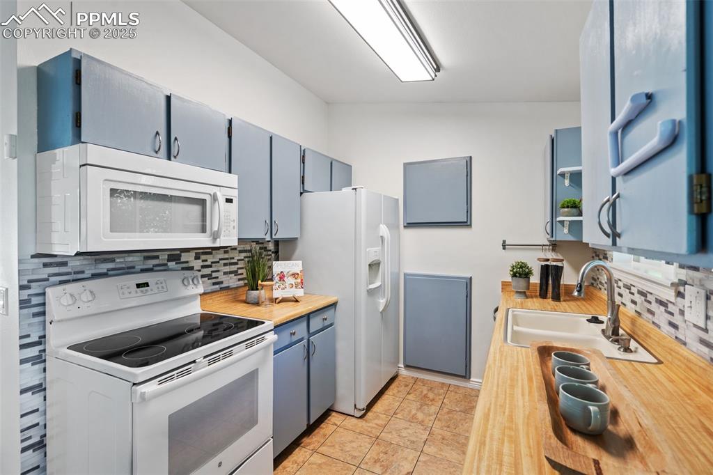 Image 12 of 40: Kitchen