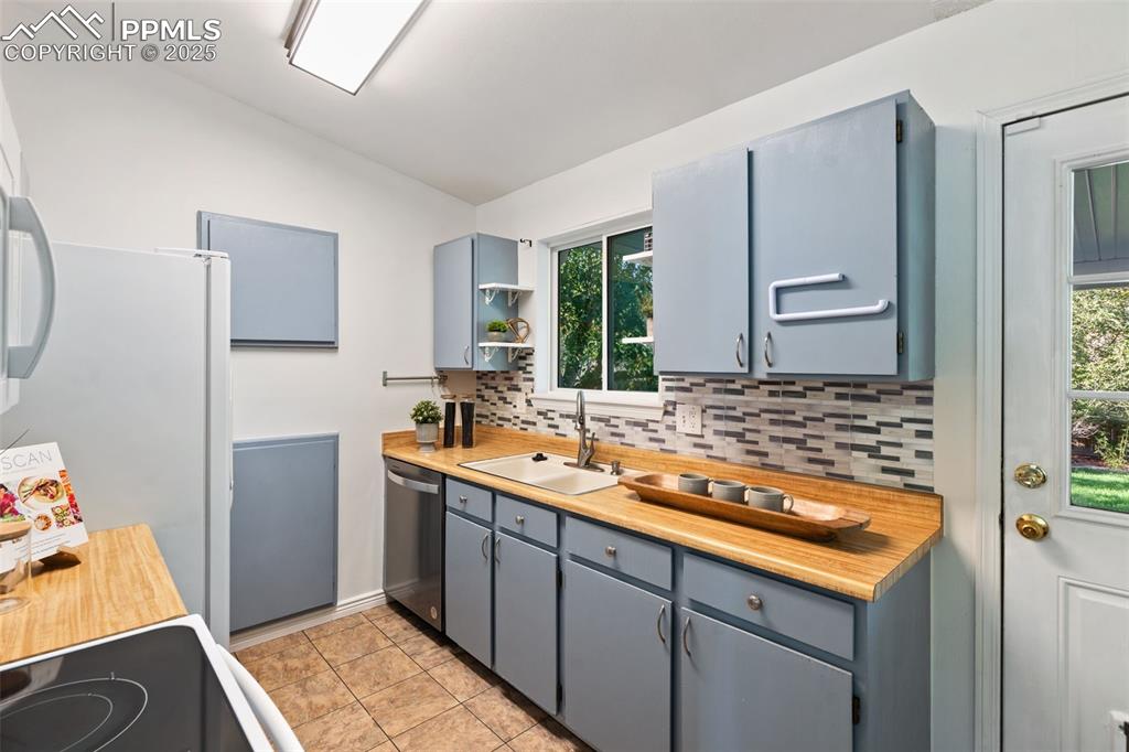 Image 14 of 40: Kitchen