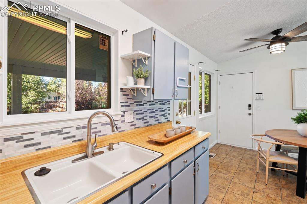 Image 15 of 40: Kitchen