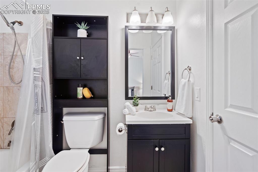 Image 19 of 40: Bathroom