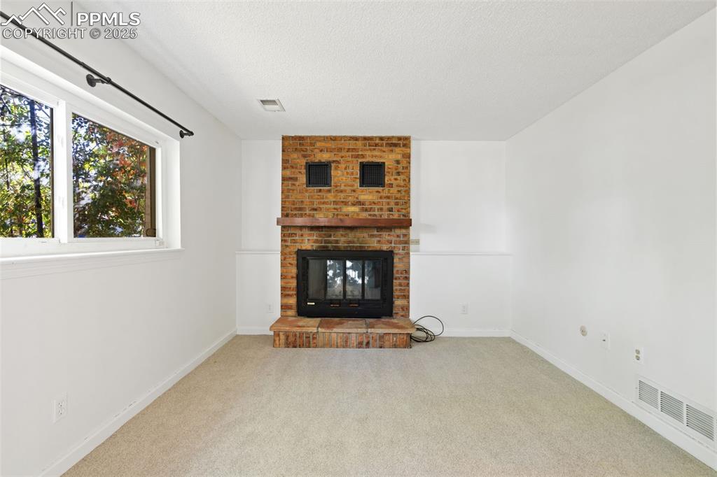 Image 25 of 40: Living Room