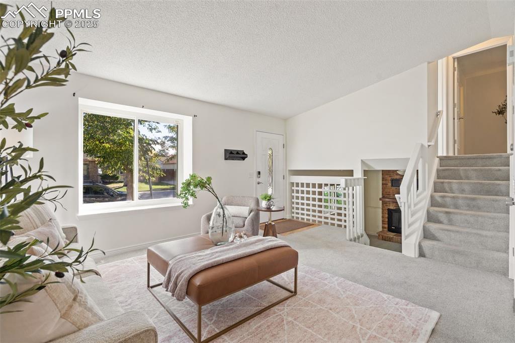 Image 5 of 40: Living Room