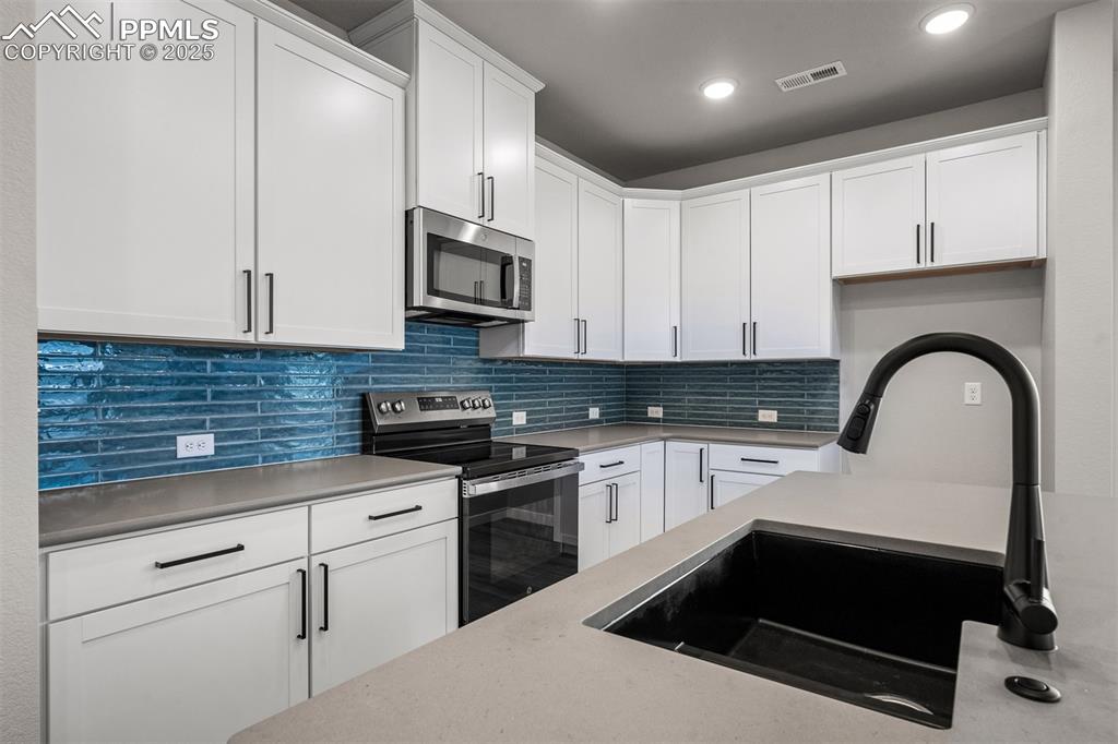 Image 10 of 32: Kitchen