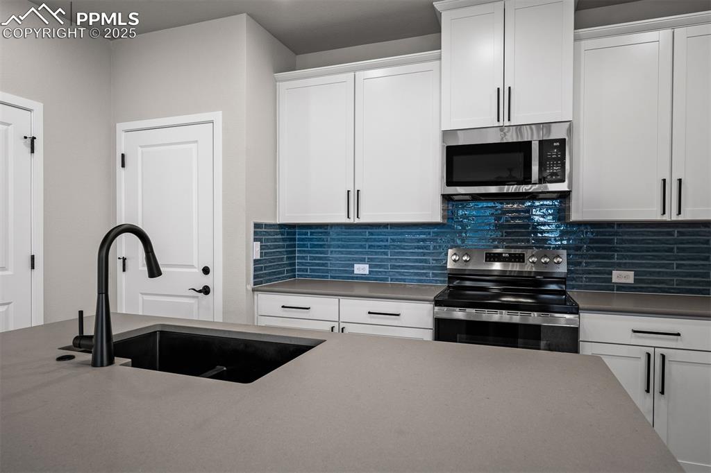 Image 11 of 32: Kitchen