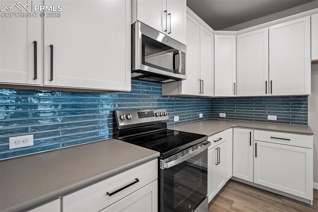 Image 12 of 32: Kitchen