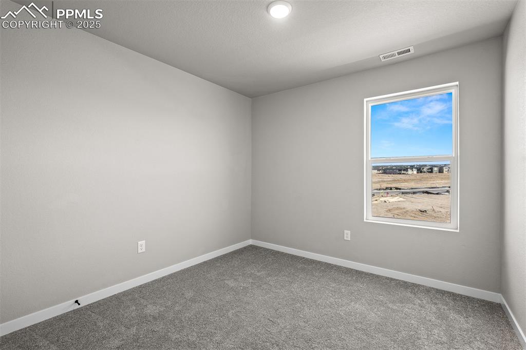 Image 23 of 32: Bedroom