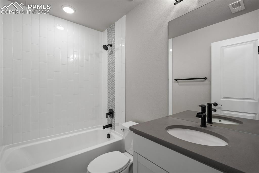 Image 24 of 32: Bathroom