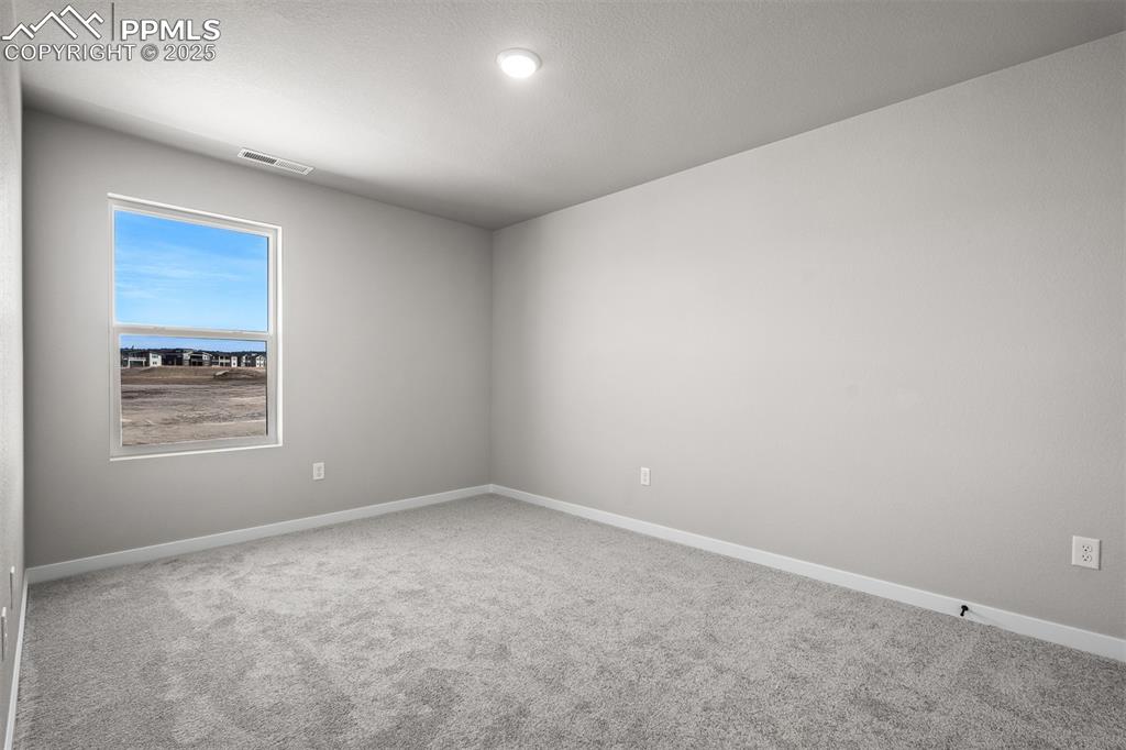 Image 25 of 32: Bedroom