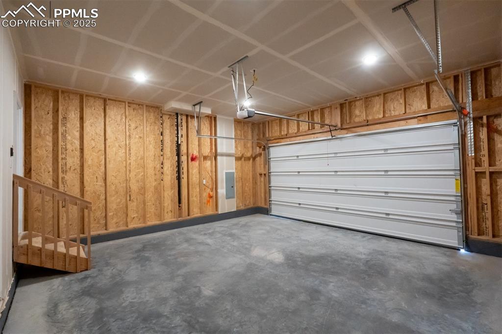 Image 27 of 32: Garage