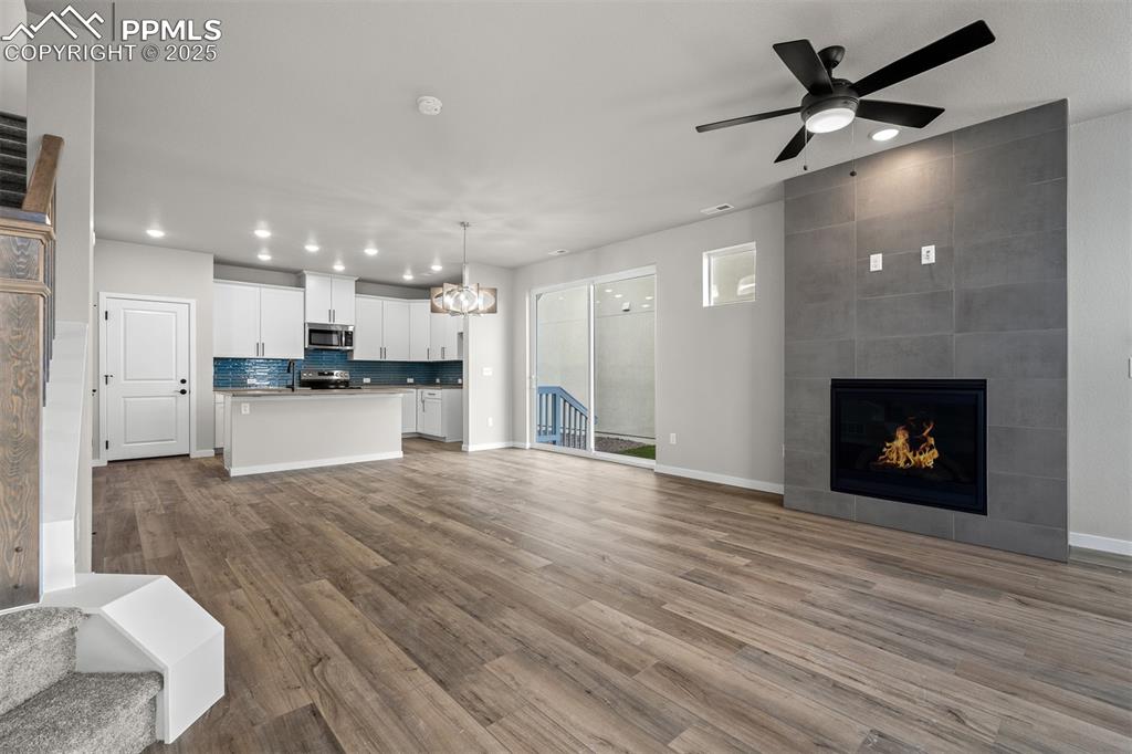 Image 6 of 32: Living Room