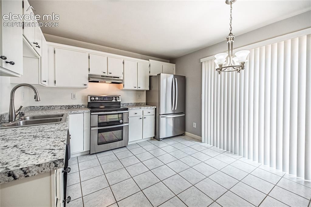 Image 9 of 26: Kitchen