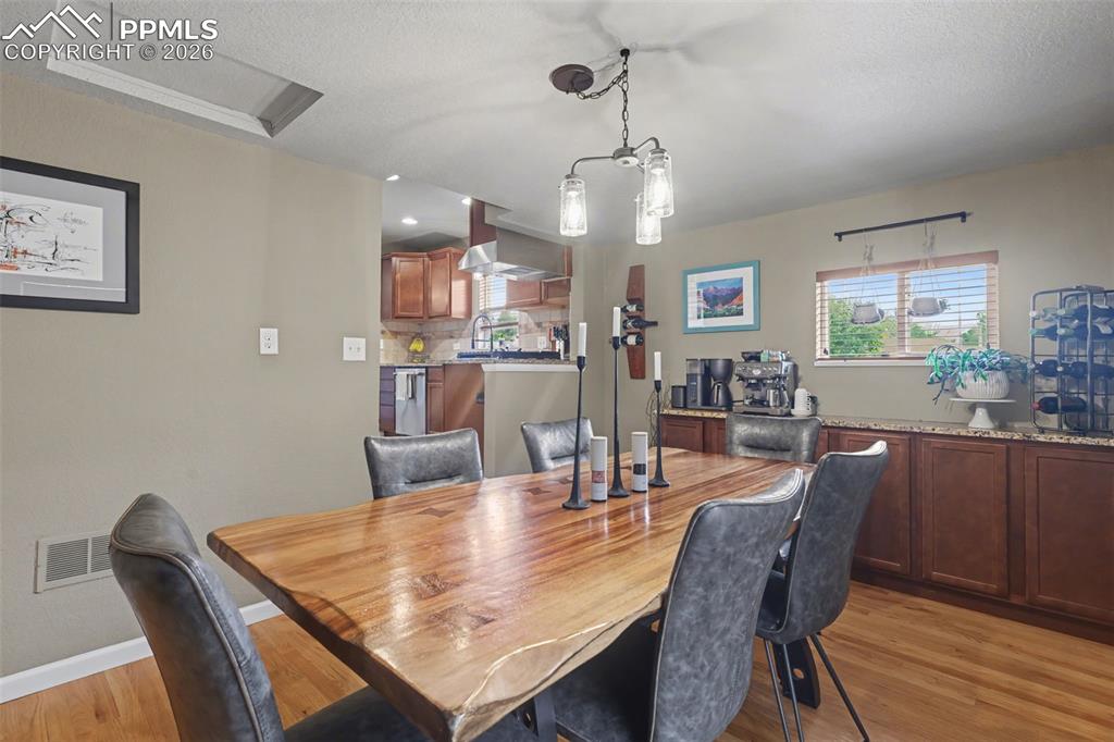 Image 10 of 44: Dining Area