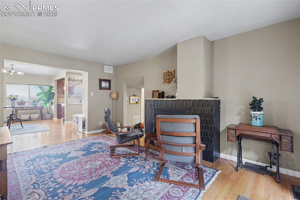 Image 14 of 44: Sitting Room