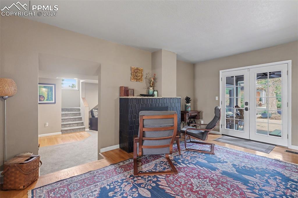 Image 15 of 44: Sitting Room