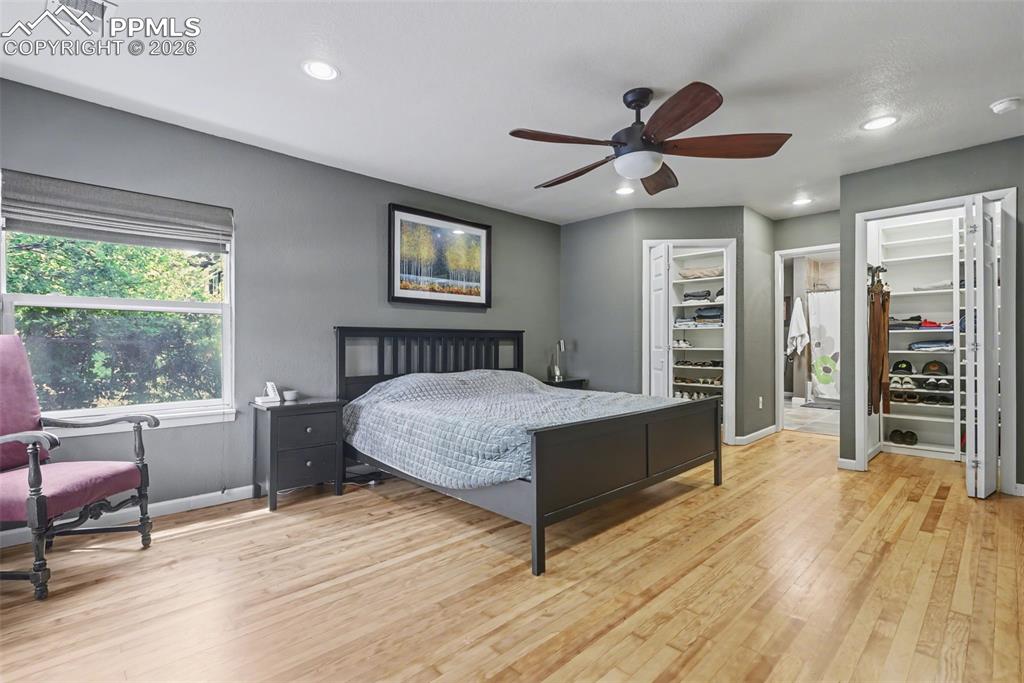 Image 18 of 44: Bedroom