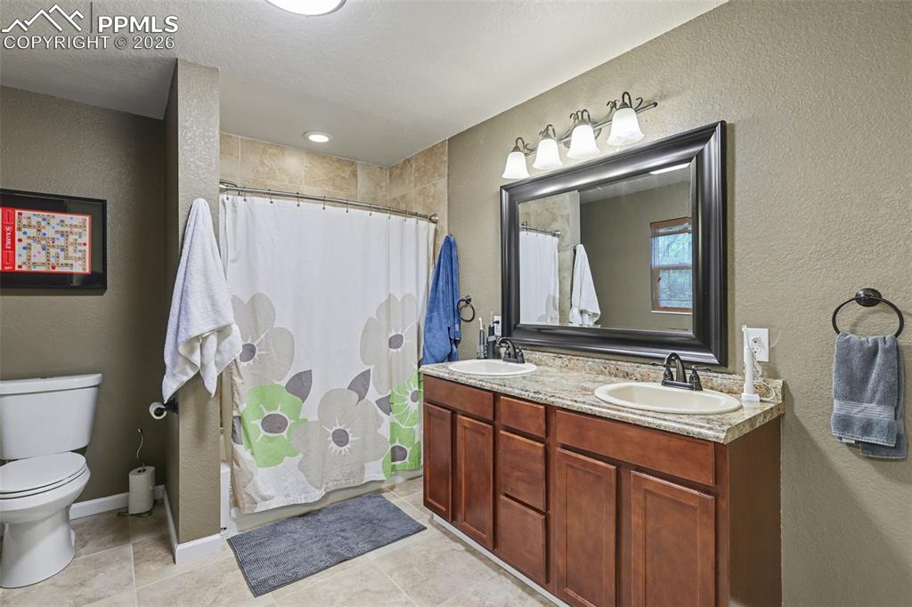 Image 20 of 44: Bathroom