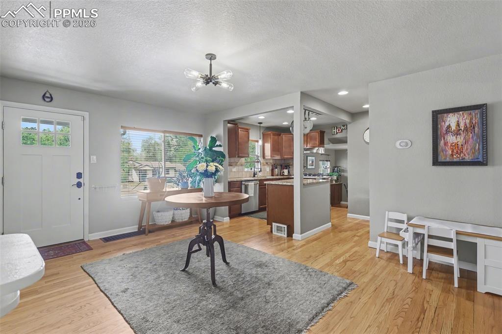 Image 7 of 44: Dining Area