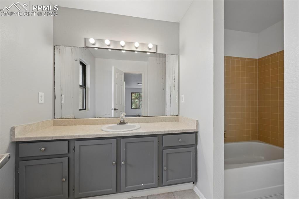 Image 18 of 39: Bathroom