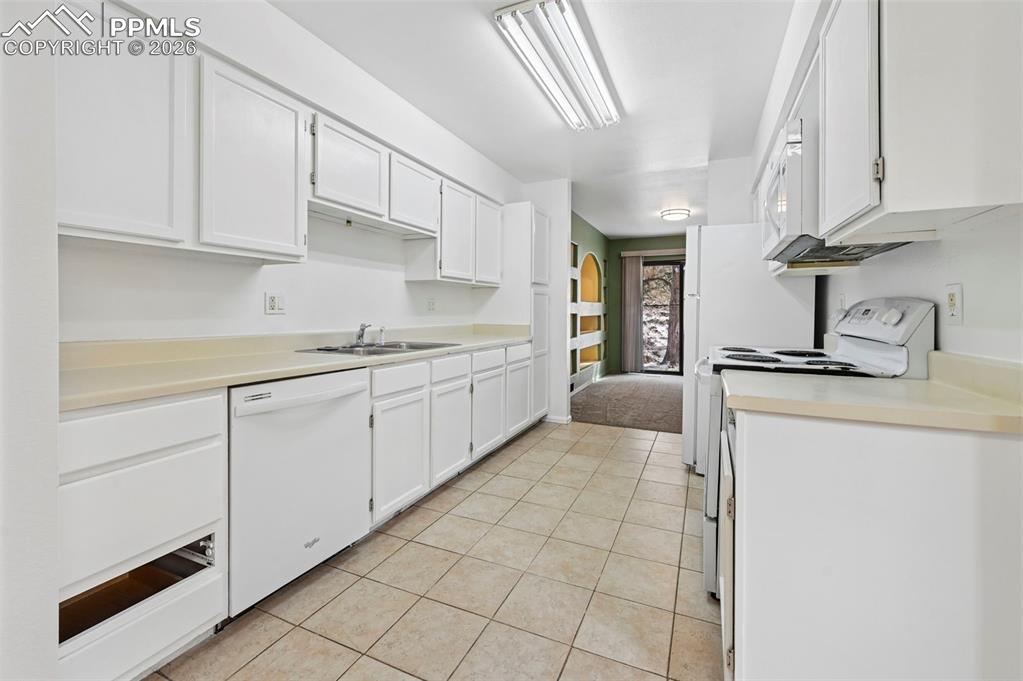 Image 2 of 39: Kitchen