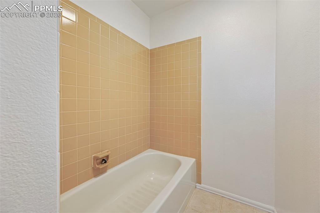 Image 21 of 39: Bathroom