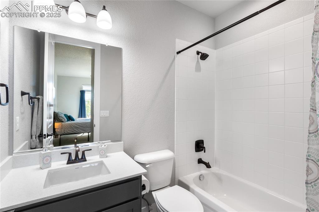 Image 26 of 37: Bathroom