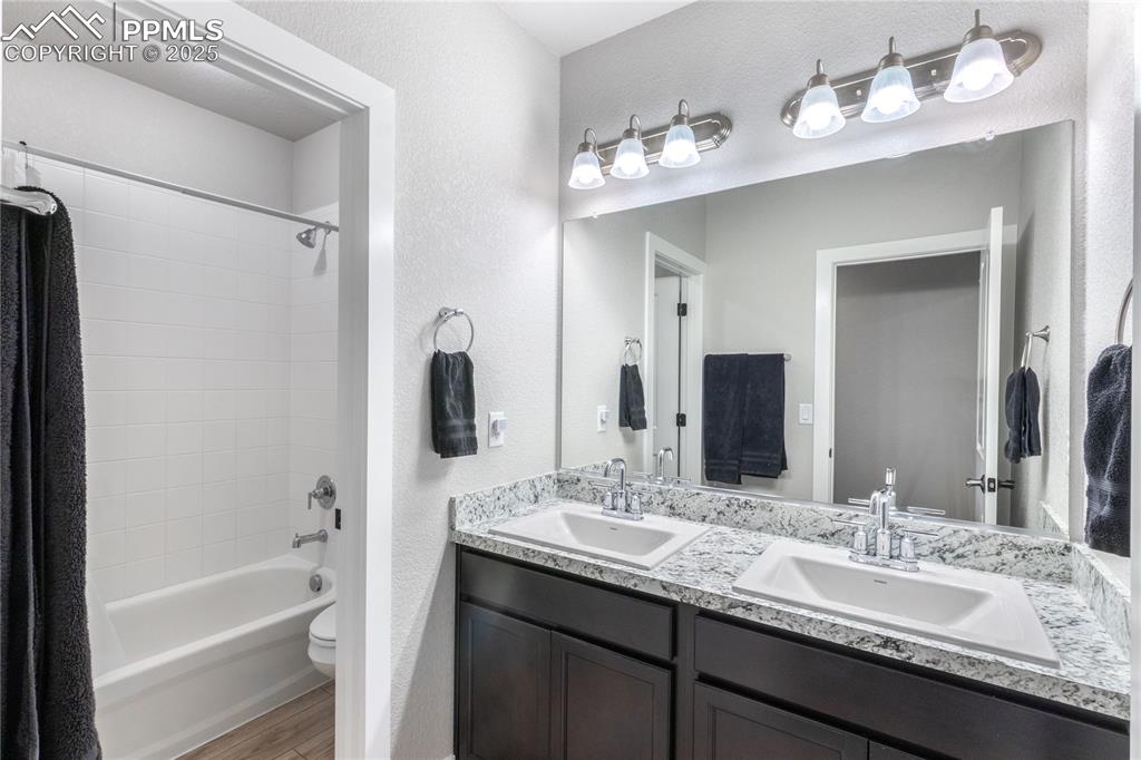 Image 29 of 37: Bathroom