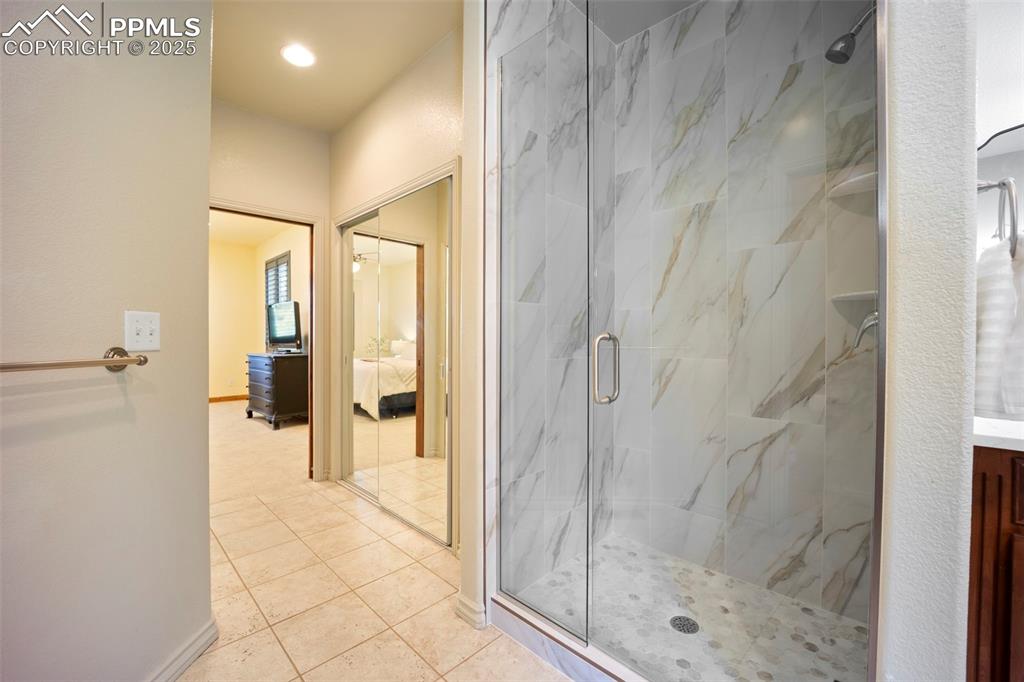 Image 16 of 49: Bathroom