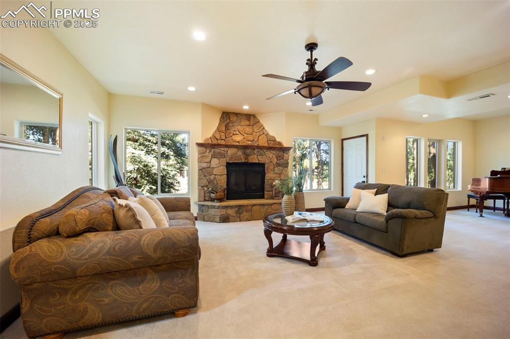 Image 26 of 49: Living Room