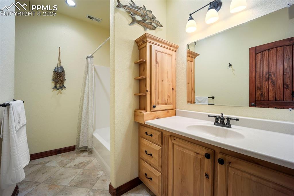 Image 35 of 49: Bathroom