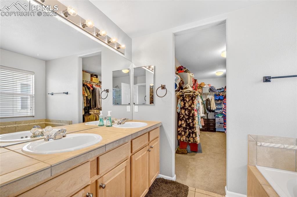 Image 21 of 46: Bathroom