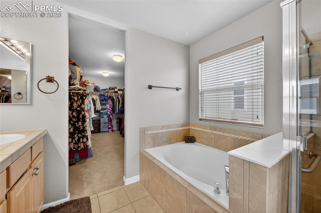 Image 22 of 46: Bathroom