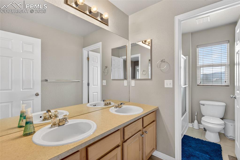 Image 29 of 46: Bathroom