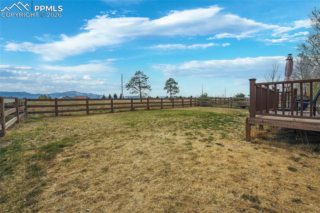 Image 40 of 46: Yard