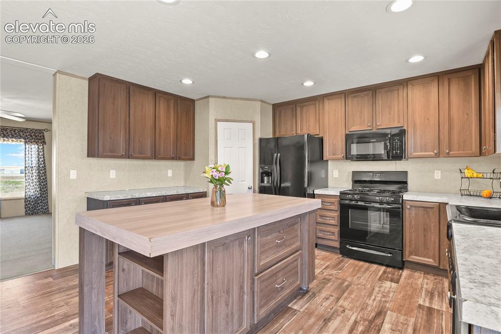 Image 12 of 47: Kitchen