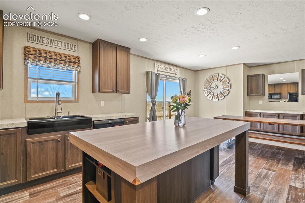 Image 14 of 47: Kitchen