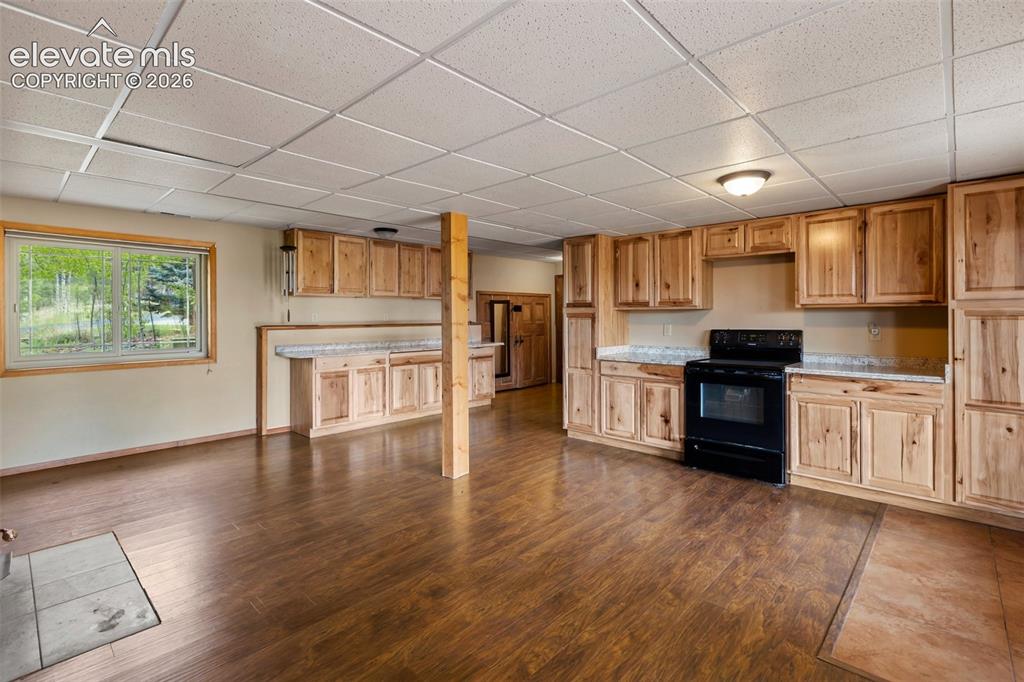 Image 12 of 37: Kitchen
