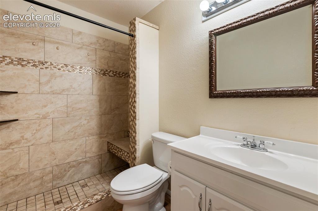 Image 28 of 37: Bathroom