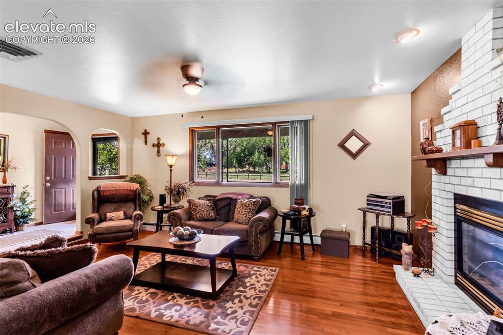 Image 14 of 50: Living Room