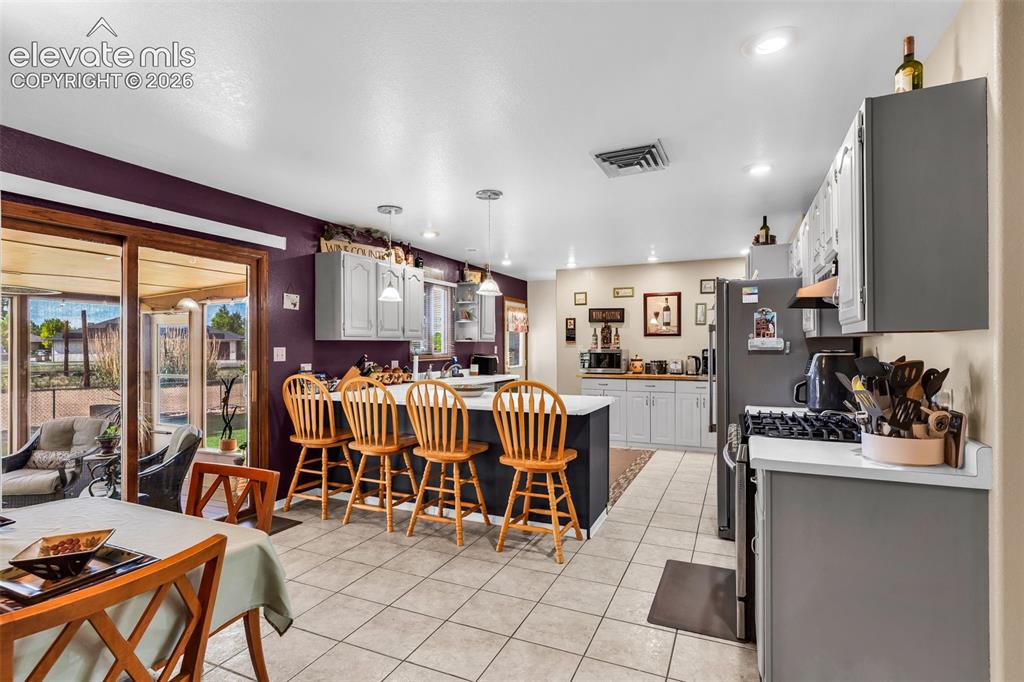 Image 16 of 50: Kitchen