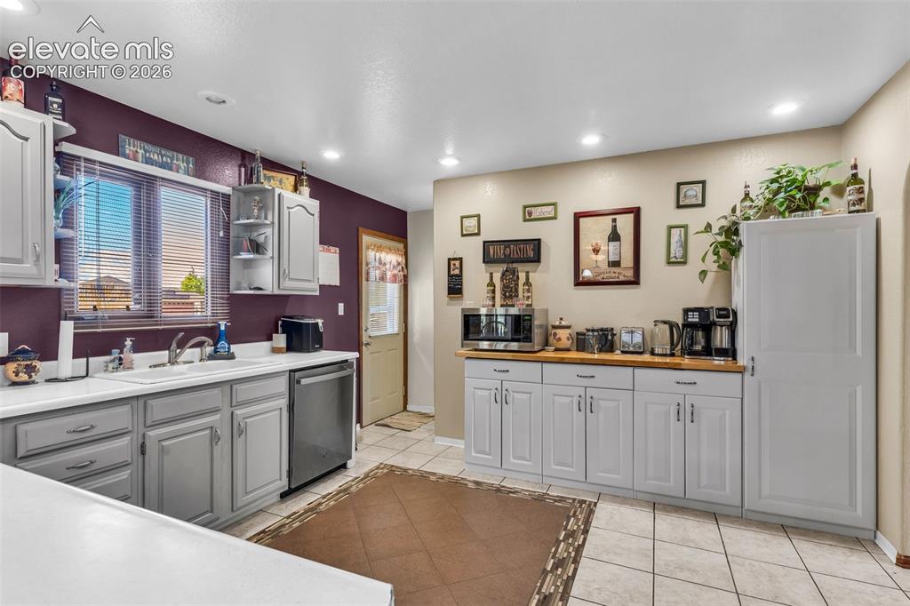 Image 18 of 50: Kitchen