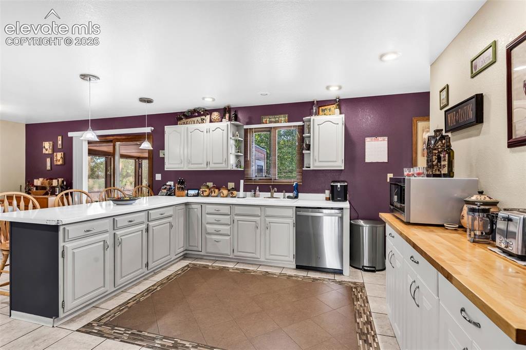 Image 19 of 50: Kitchen