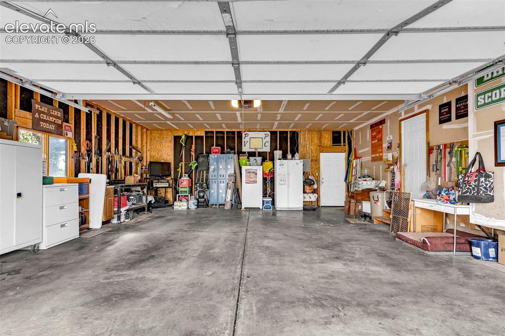 Image 40 of 50: Garage