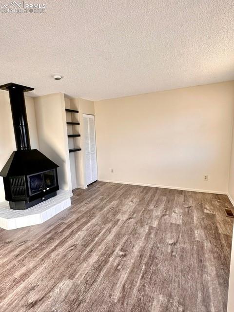 Image 2 of 20: Living Room