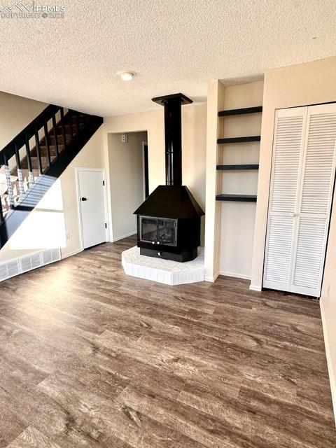 Image 4 of 20: Living Room