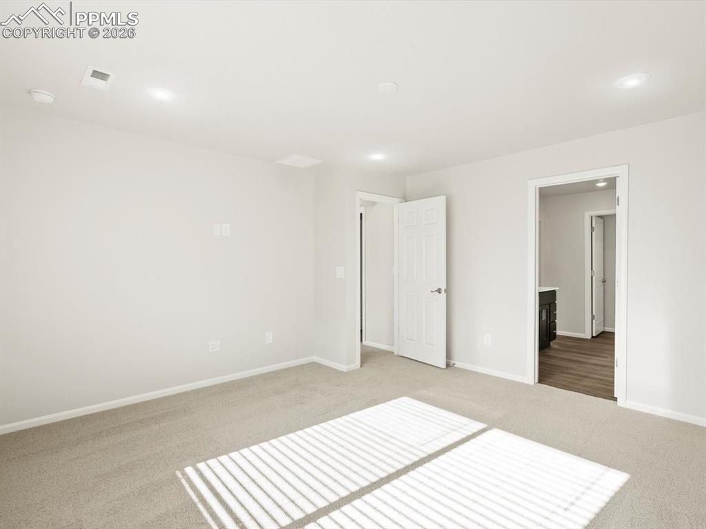 Image 16 of 25: Bedroom