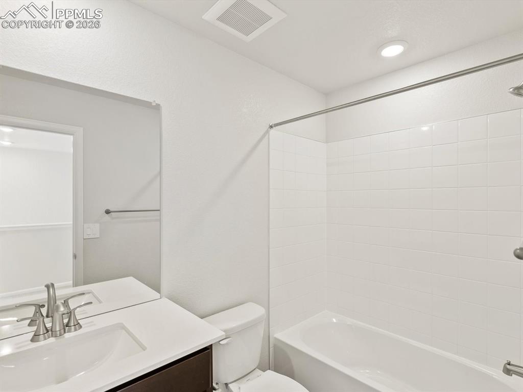 Image 18 of 25: Bathroom