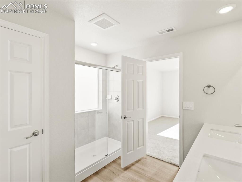 Image 19 of 25: Bathroom