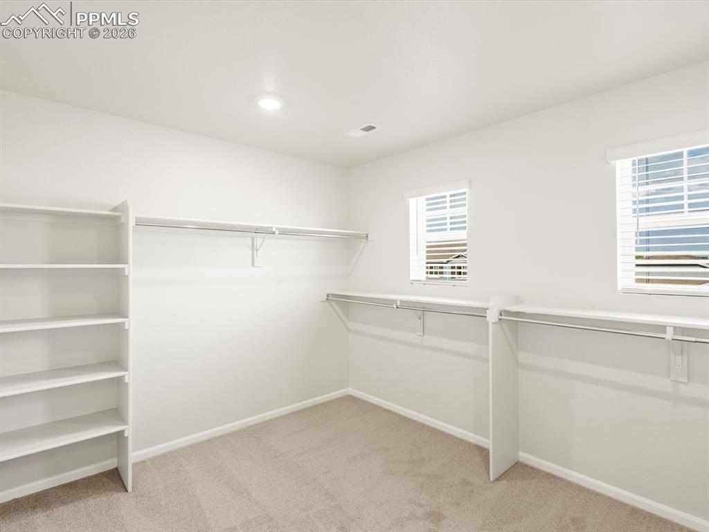 Image 21 of 25: Closet